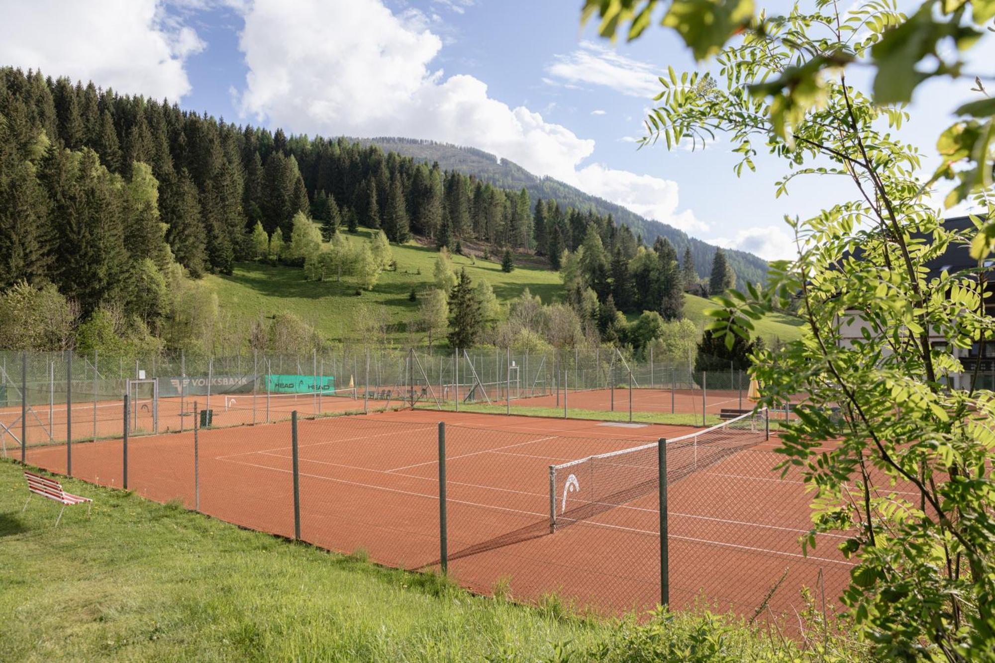 Hotel Die Post Bad Kleinkirchheim Bagian luar foto